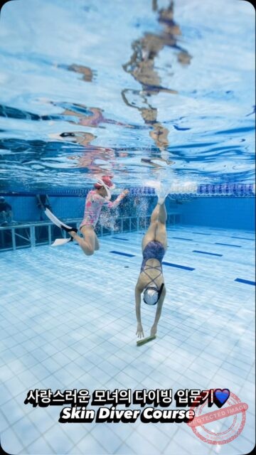 시아쌤도 시간 가는 줄 모르고 즐거웠다는 사랑스러운 모녀와의
스킨다이버 코스🎶🧜🏻♀️
9월에 발리로 물놀이를 간다고 하셨어요.
프리다이빙은 아이에게 조금 부담스럽고 바다에서 안전하게 물놀이 및 스노클링은 하고 싶고~ 가능하다면 깊지 않게 수중에서도 즐기고 싶은데 - 그러면 코스 진행을 어떻게 받으면 좋을지 고민하셔서,안전 개념부터 잡고 - 물에 뜨는 방법, 바다에서 몸을 가누는 방법부터 스텝 바이 스텝으로 배울 수 있는 skin diver 코스로 진행해 드렸어요. 그리고 사진으로 보이는 결과💙🎶
엄마와 아이 모두 어쩌면 이미 인어였을지도 몰라요 :)
시아샘이 더 헤어지기 싫어했던 꼬마 아가씨와 - 너무나 다정하고 따뜻한 미인 엄마와의 보람된 시간 덕분에 오늘도 아이레는 해피~ 성공적✨
아이레에서 어렵지 않게 배우세요🧚
벌써 또 보고 싶은 보노보노 같은 꼬마 인어🧜🏻♀️ 또 만나요🙌🏻
Photo @se.a._
#아이레#아이레프리다이빙#스킨스쿠버#스킨다이빙#프리다이빙#어린이교육#유소년프리다이빙#어린이프리다이빙#여름운동#물놀이#물놀이준비#안전제일